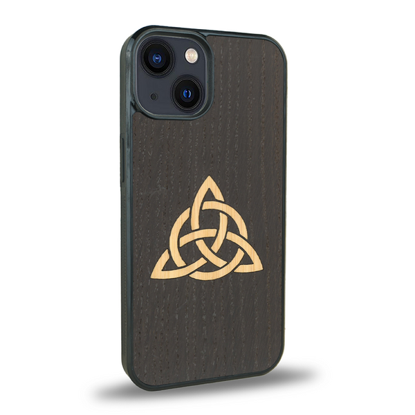 Coque de protection en bois véritable fabriquée en France pour iPhone 14 Plus + MagSafe® alliant du chêne fumé et du bambou représentant une triquetra