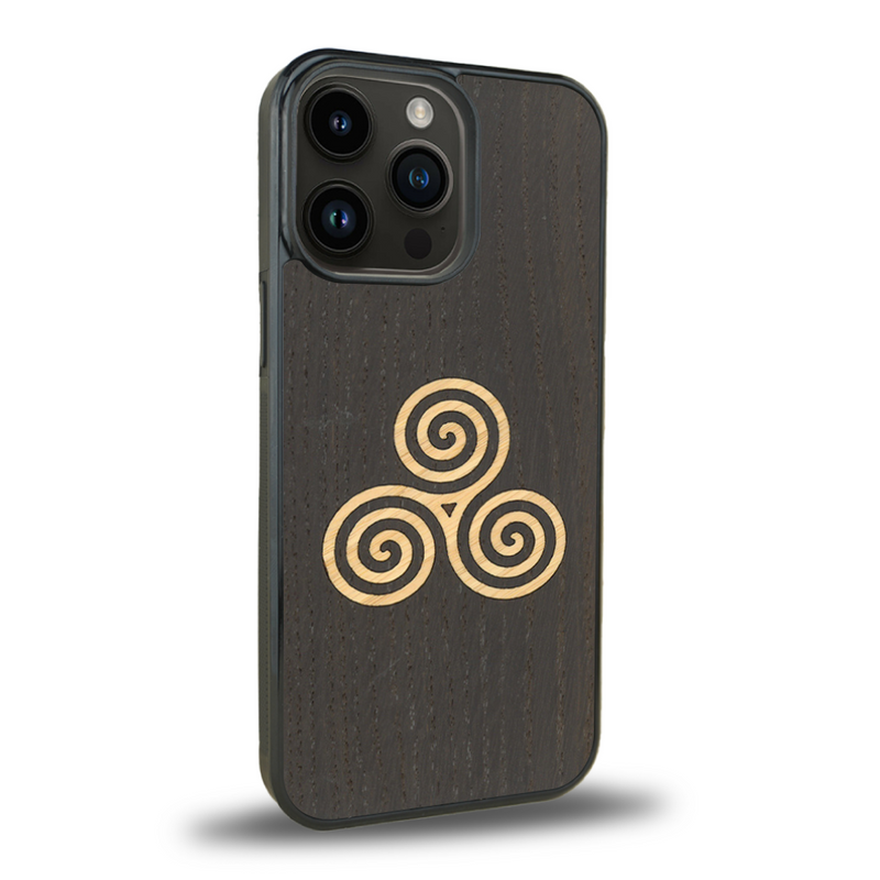 Coque de protection en bois véritable fabriquée en France pour iPhone 14 Pro alliant du chêne fumé et du bambou et doré représentant un triskell