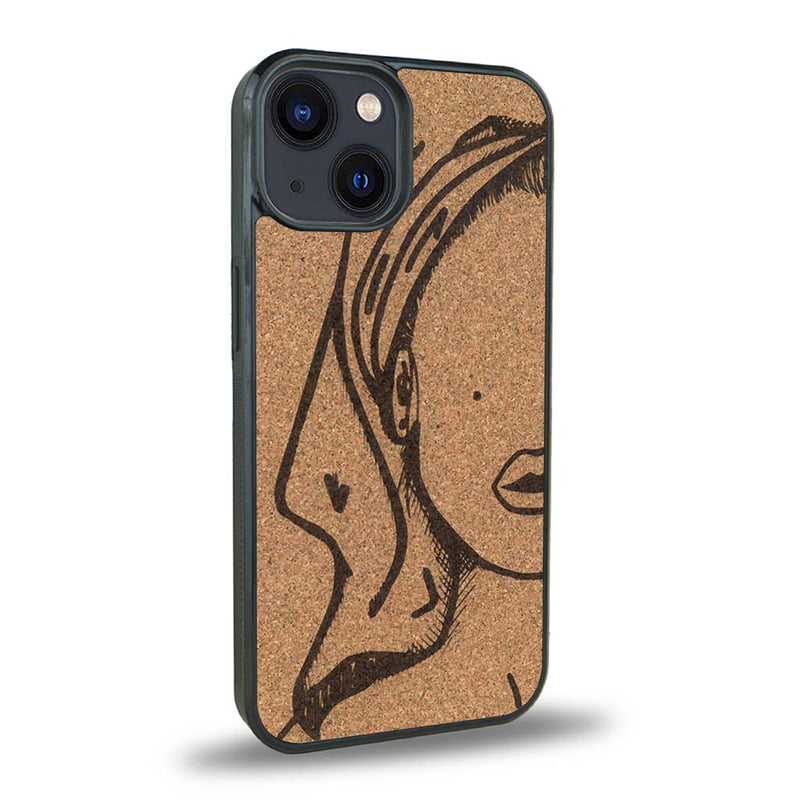 Coque de protection en bois véritable fabriquée en France pour iPhone 15 représentant une silhouette féminine épurée de type line art en collaboration avec l'artiste Maud Dabs