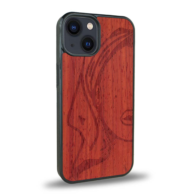 Coque de protection en bois véritable fabriquée en France pour iPhone 15 représentant une silhouette féminine épurée de type line art en collaboration avec l'artiste Maud Dabs