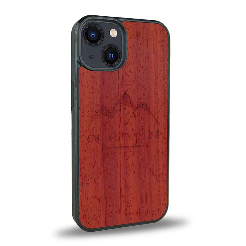 Coque de protection en bois véritable fabriquée en France pour iPhone 15 représentant des montagnes, sur le thème de la randonnée en pleine nature et du trail