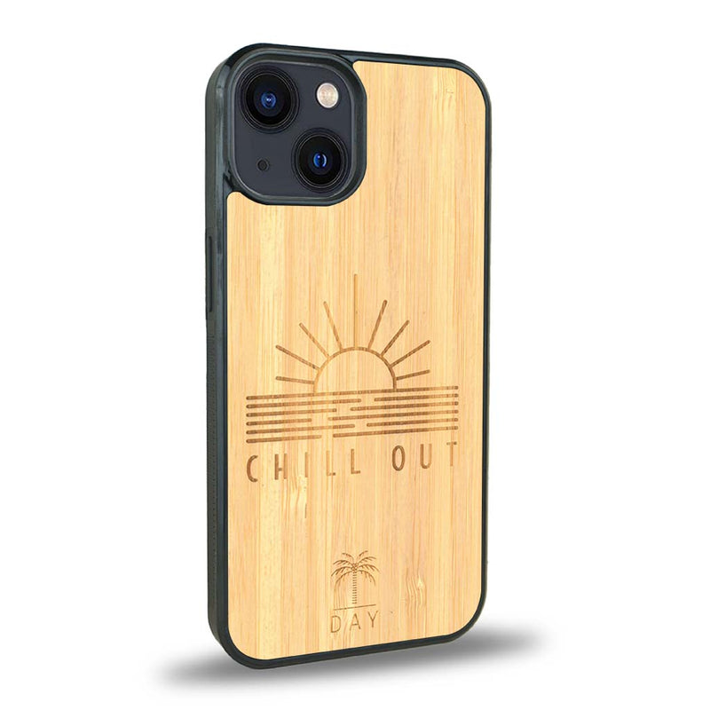 Coque de protection en bois véritable fabriquée en France pour iPhone 15 sur le thème chill avec un motif représentant un couché de soleil sur l'océan et la phrase "Chill out"