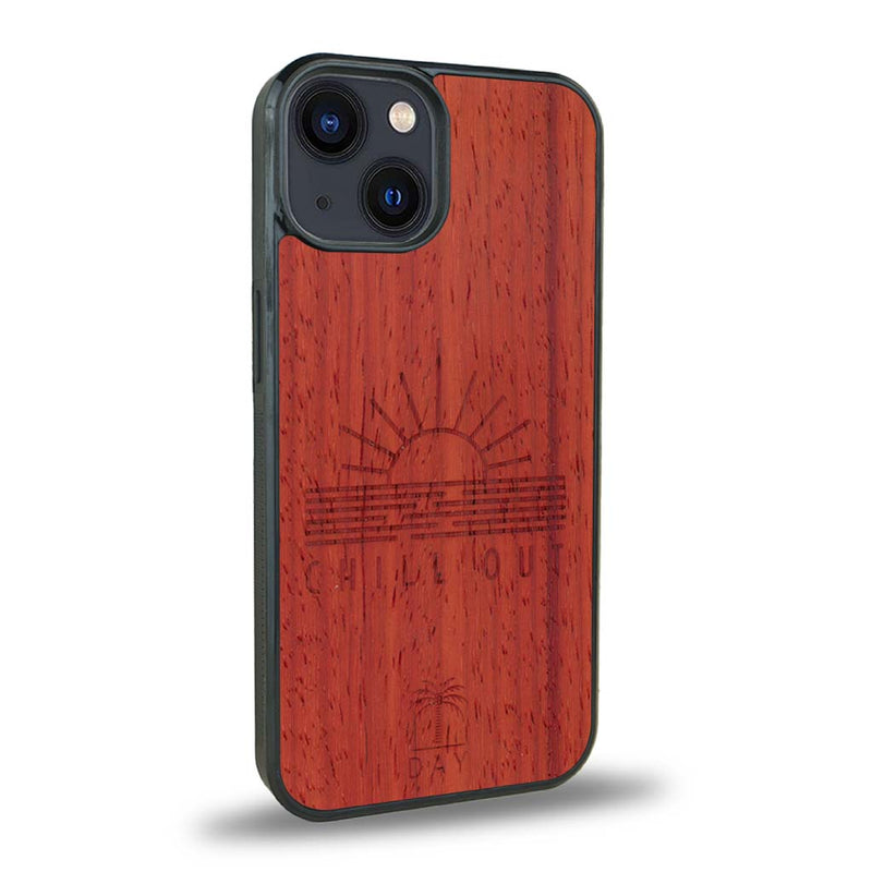 Coque de protection en bois véritable fabriquée en France pour iPhone 15 sur le thème chill avec un motif représentant un couché de soleil sur l'océan et la phrase "Chill out"