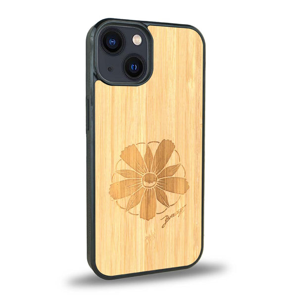 Coque de protection en bois véritable fabriquée en France pour iPhone 15 sur le thème des fleurs et de la montagne avec un motif de gravure représentant les pétales d'une fleur des montagnes