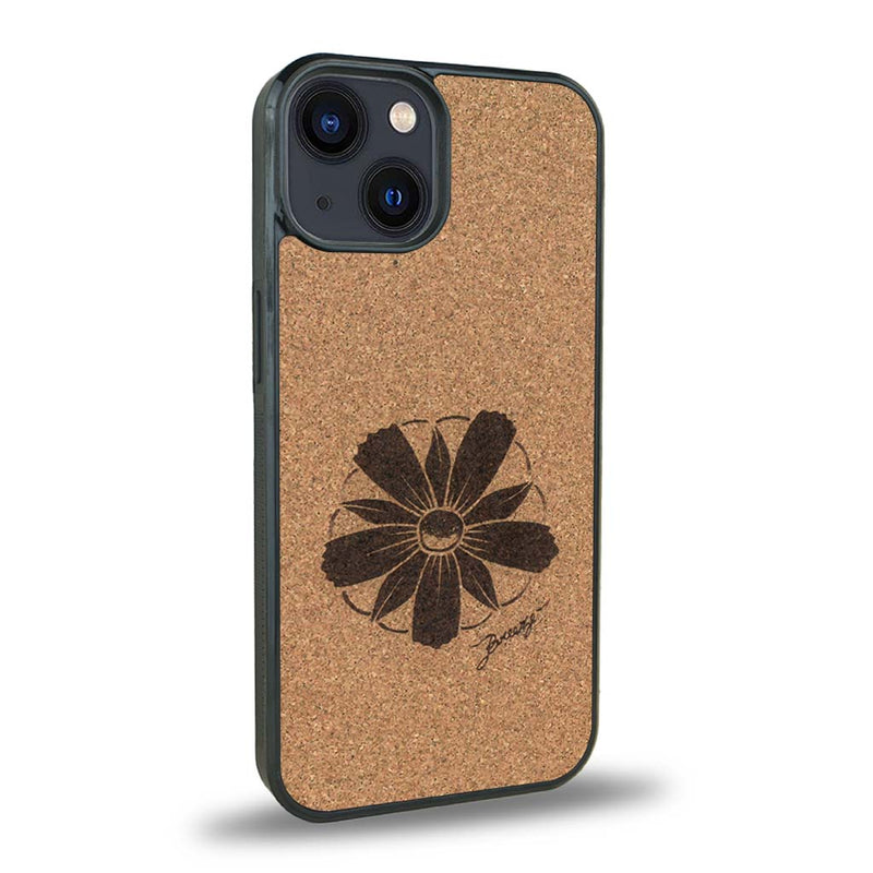 Coque de protection en bois véritable fabriquée en France pour iPhone 15 sur le thème des fleurs et de la montagne avec un motif de gravure représentant les pétales d'une fleur des montagnes