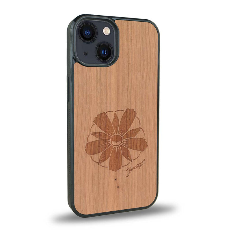 Coque de protection en bois véritable fabriquée en France pour iPhone 15 sur le thème des fleurs et de la montagne avec un motif de gravure représentant les pétales d'une fleur des montagnes