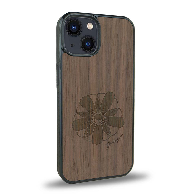 Coque de protection en bois véritable fabriquée en France pour iPhone 15 sur le thème des fleurs et de la montagne avec un motif de gravure représentant les pétales d'une fleur des montagnes