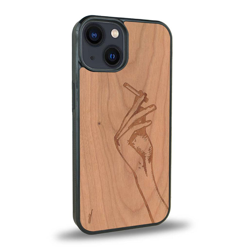 Coque de protection en bois véritable fabriquée en France pour iPhone 15 représentant une main de femme tenant une cigarette de type line art en collaboration avec l'artiste Maud Dabs