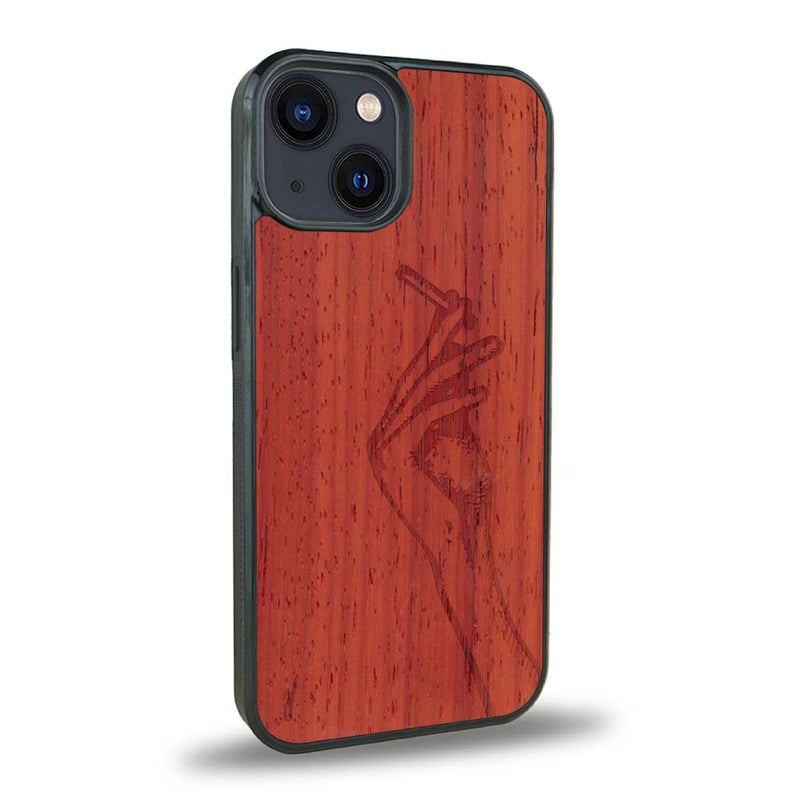 Coque de protection en bois véritable fabriquée en France pour iPhone 15 représentant une main de femme tenant une cigarette de type line art en collaboration avec l'artiste Maud Dabs