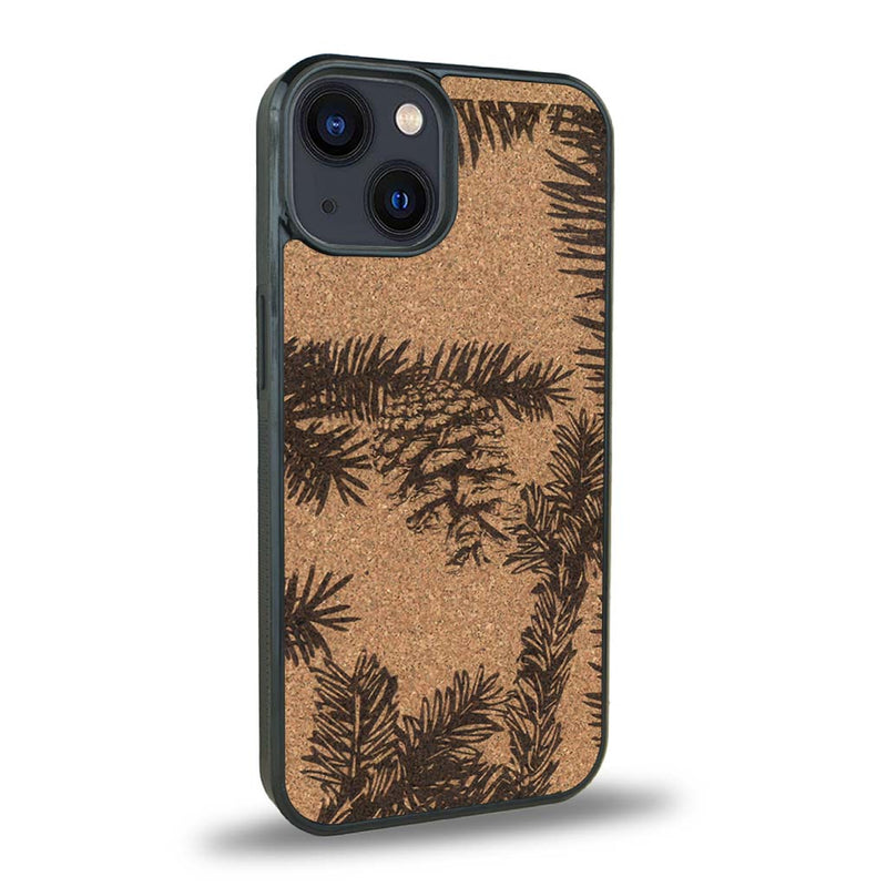 Coque de protection en bois véritable fabriquée en France pour iPhone 15 sur le thème de la nature des arbres avec un motif de gravure représentant des épines de sapin et des pommes de pin