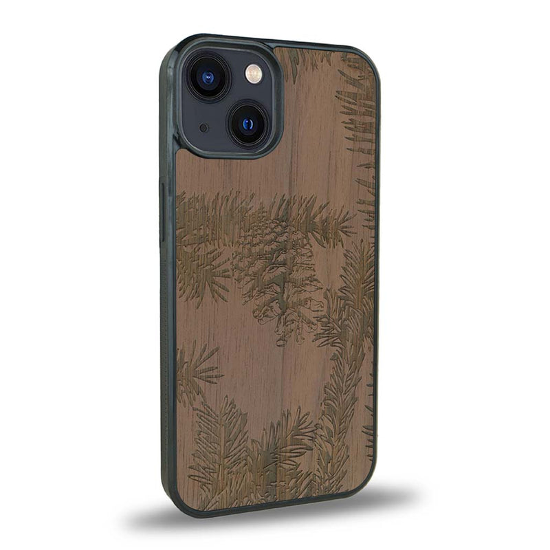 Coque de protection en bois véritable fabriquée en France pour iPhone 15 sur le thème de la nature des arbres avec un motif de gravure représentant des épines de sapin et des pommes de pin