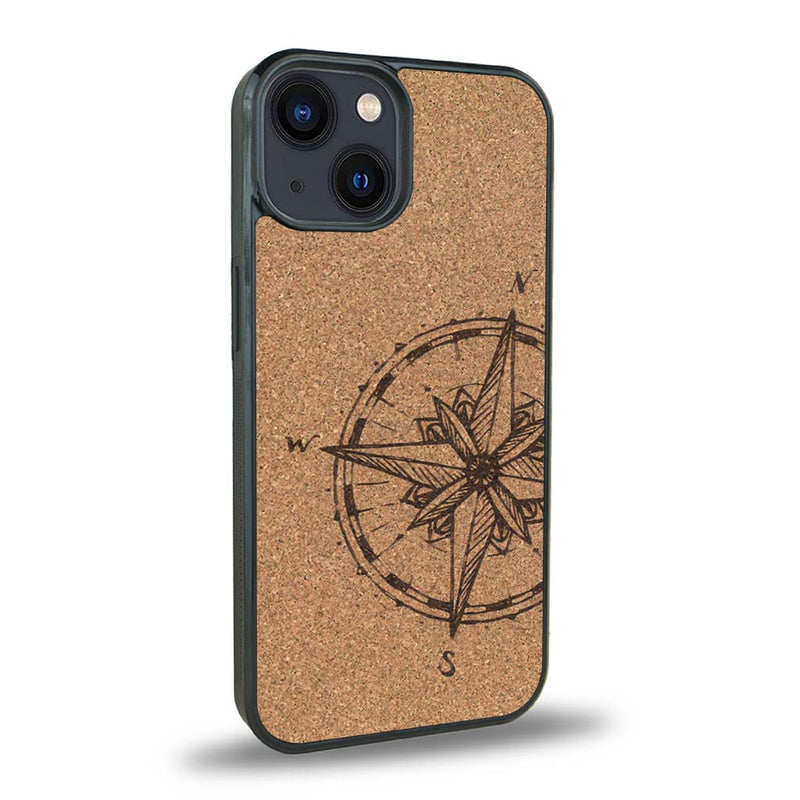 Coque de protection en bois véritable fabriquée en France pour iPhone 15 avec une gravure "rose des vents" sur le thème nautique et de l'océan qui s'inspire des boussoles de pirate