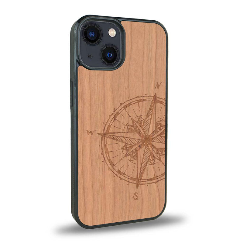 Coque de protection en bois véritable fabriquée en France pour iPhone 15 avec une gravure "rose des vents" sur le thème nautique et de l'océan qui s'inspire des boussoles de pirate