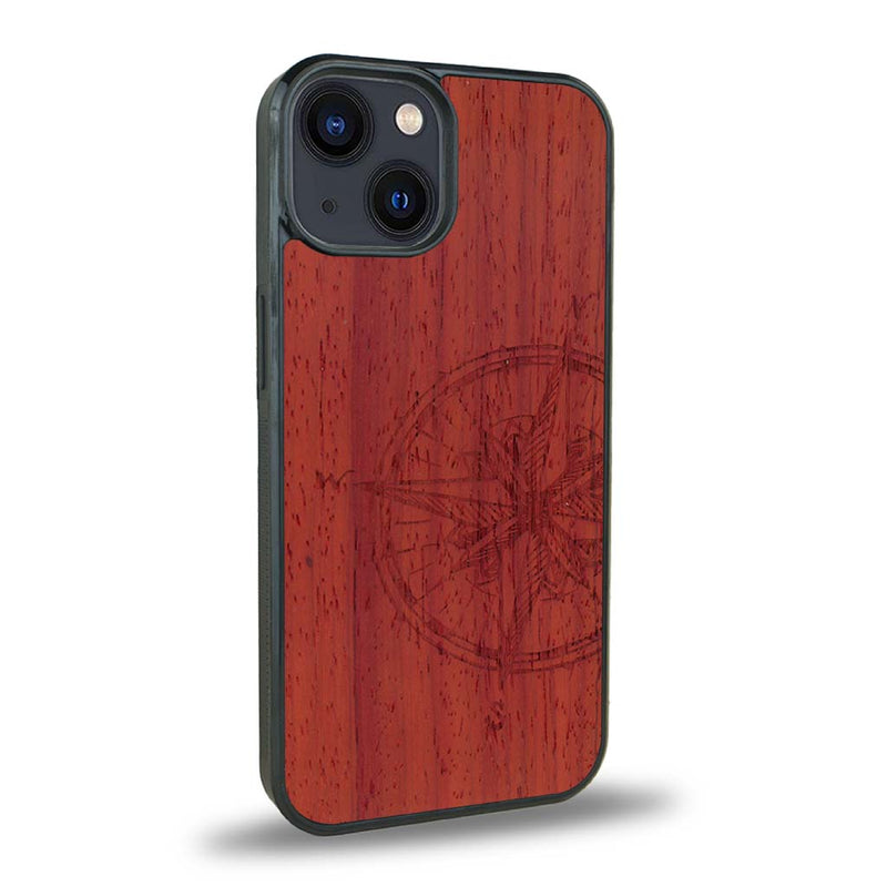 Coque de protection en bois véritable fabriquée en France pour iPhone 15 avec une gravure "rose des vents" sur le thème nautique et de l'océan qui s'inspire des boussoles de pirate