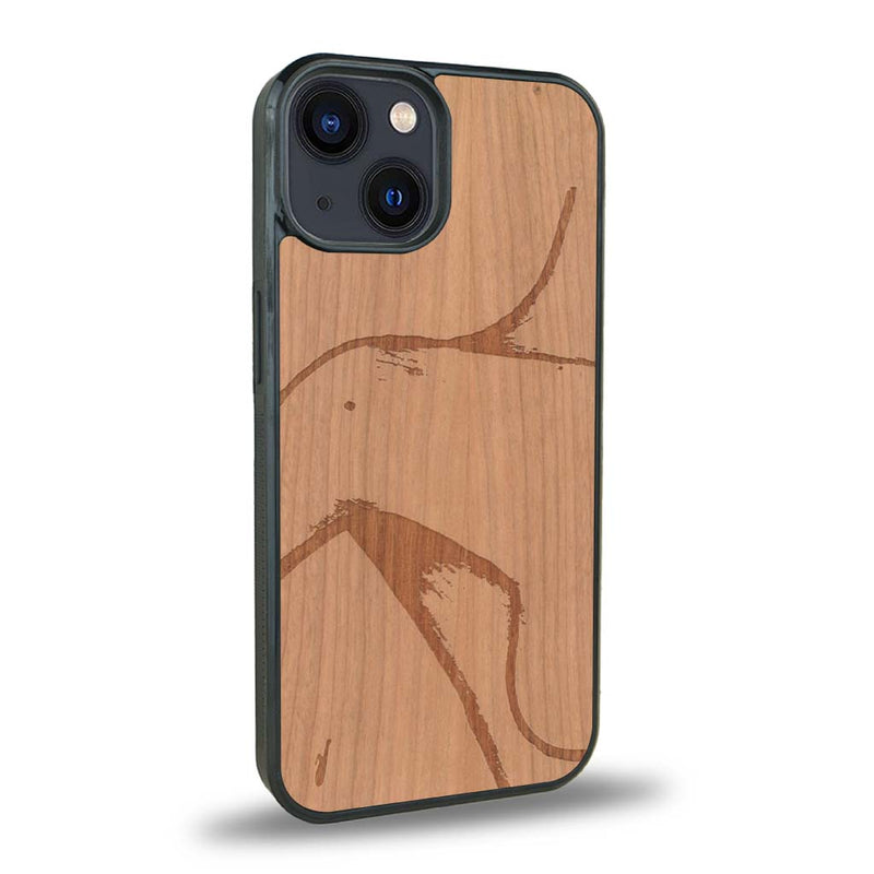 Coque de protection en bois véritable fabriquée en France pour iPhone 15 représentant une silhouette féminine dessinée à la main par l'artiste Maud Dabs