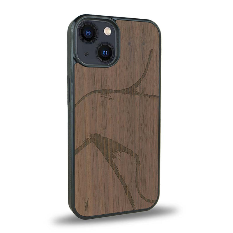 Coque de protection en bois véritable fabriquée en France pour iPhone 15 représentant une silhouette féminine dessinée à la main par l'artiste Maud Dabs