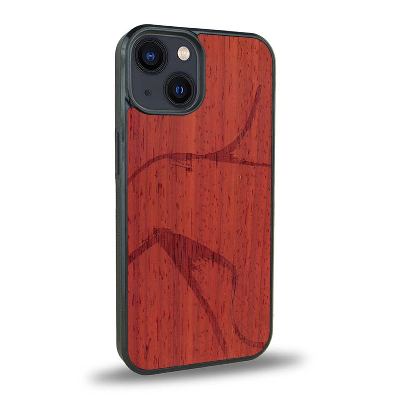 Coque de protection en bois véritable fabriquée en France pour iPhone 15 représentant une silhouette féminine dessinée à la main par l'artiste Maud Dabs