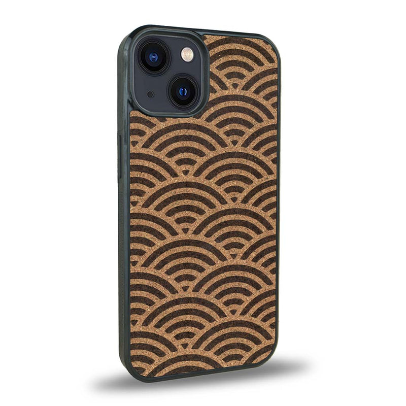Coque de protection en bois véritable fabriquée en France pour iPhone 15 baptisée "La Sinjak" avec un motif de gravure abstrait représentant la répétition d'un symbole wifi