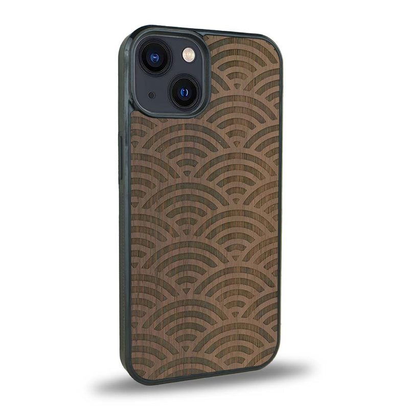 Coque de protection en bois véritable fabriquée en France pour iPhone 15 baptisée "La Sinjak" avec un motif de gravure abstrait représentant la répétition d'un symbole wifi