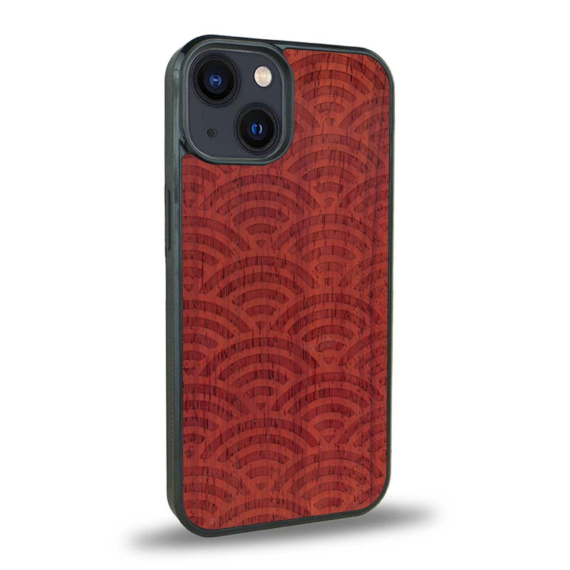 Coque de protection en bois véritable fabriquée en France pour iPhone 15 baptisée "La Sinjak" avec un motif de gravure abstrait représentant la répétition d'un symbole wifi