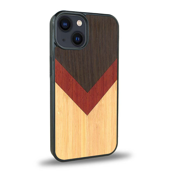 Coque de protection en bois véritable fabriquée en France pour iPhone 15 alliant du chêne fumé, du padouk et du bambou en forme de chevron sur le thème de l'art abstrait