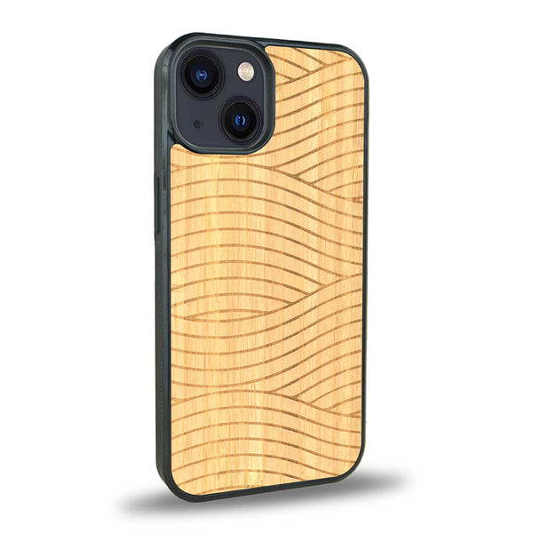 Coque de protection en bois véritable fabriquée en France pour iPhone 15 avec un motif moderne et minimaliste sur le thème waves et wavy représentant les vagues de l'océan