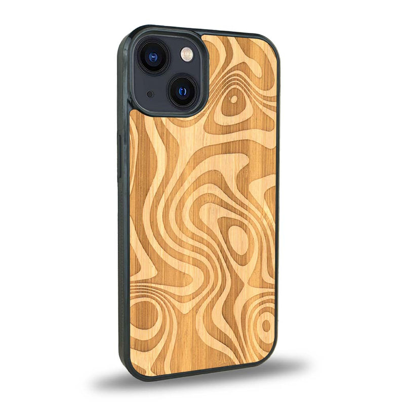 Coque de protection en bois véritable fabriquée en France pour iPhone 15 avec un motif abstrait représentant les mouvements de l'eau