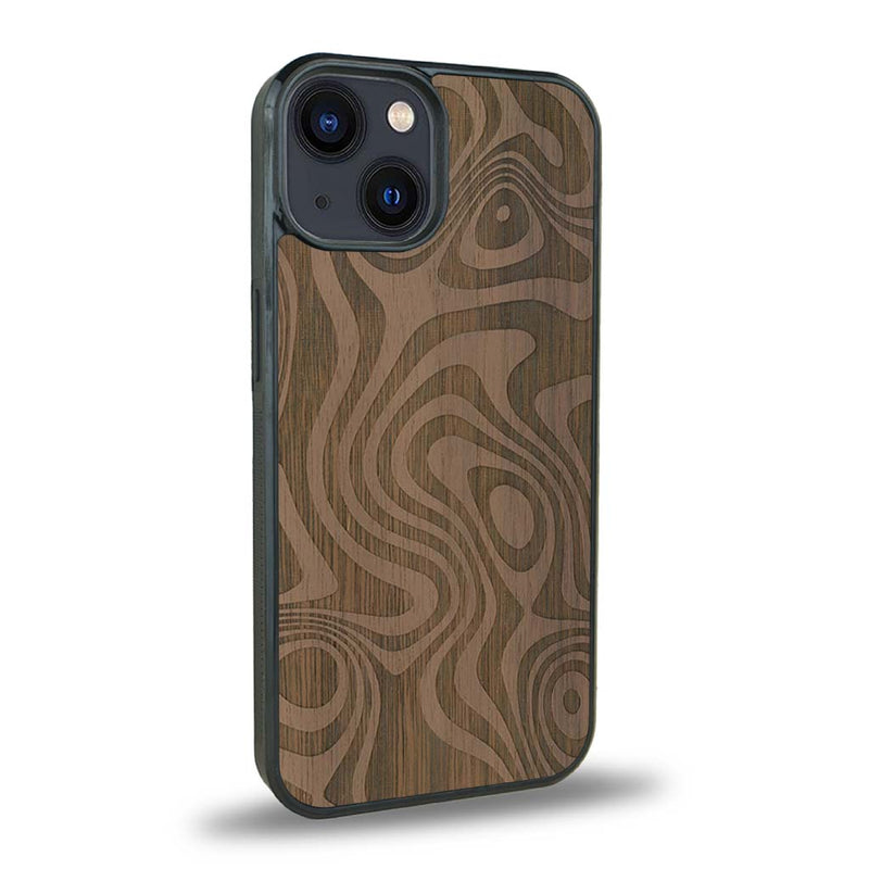 Coque de protection en bois véritable fabriquée en France pour iPhone 15 avec un motif abstrait représentant les mouvements de l'eau