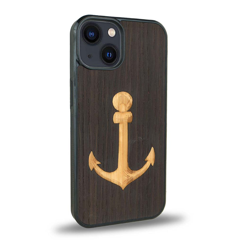 Coque de protection en bois véritable fabriquée en France pour iPhone 15 sur le thème nautique avec un bois clair et un bois foncé représentant une ancre de bateau