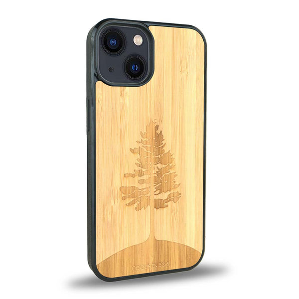 Coque de protection en bois véritable fabriquée en France pour iPhone 15 sur le thème de la nature, de la fôret et de l'écoresponsabilité avec une gravure représentant un arbre 
