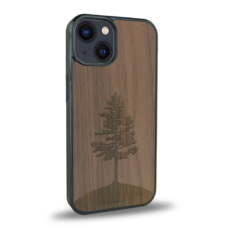 Coque de protection en bois véritable fabriquée en France pour iPhone 15 sur le thème de la nature, de la fôret et de l'écoresponsabilité avec une gravure représentant un arbre 