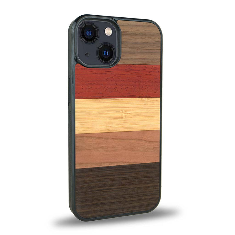 Coque de protection en bois véritable fabriquée en France pour iPhone 15 alliant des bandes horizontales de bambou, merisier, padouk, noyer et chêne fumé