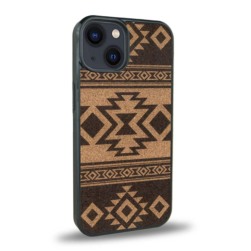 Coque de protection en bois véritable fabriquée en France pour iPhone 15 avec des motifs géométriques s'inspirant des temples aztèques, mayas et incas