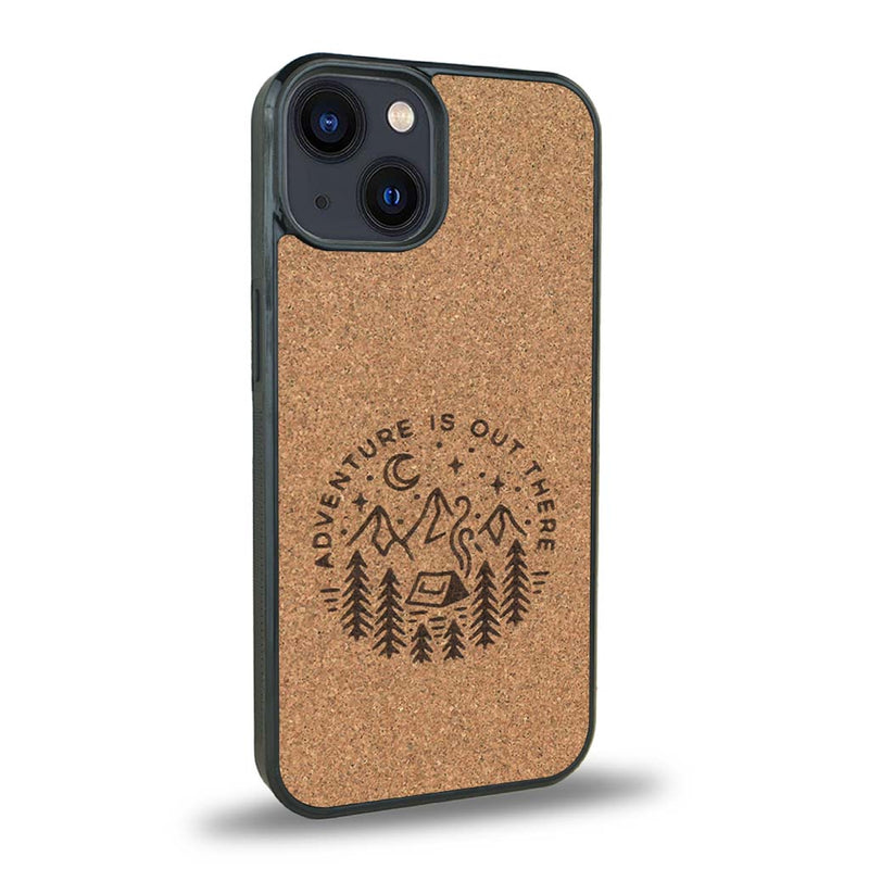 Coque de protection en bois véritable fabriquée en France pour iPhone 15 sur le thème du camping en pleine nature et du bivouac avec la phrase "Aventure is out there"