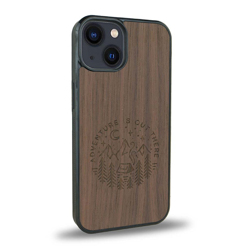 Coque de protection en bois véritable fabriquée en France pour iPhone 15 sur le thème du camping en pleine nature et du bivouac avec la phrase "Aventure is out there"