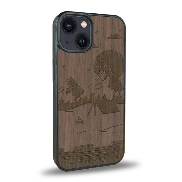 Coque de protection en bois véritable fabriquée en France pour iPhone 15 sur le thème du camping en pleine nature représentant une tente avec un feu de camp entouré de montagnes
