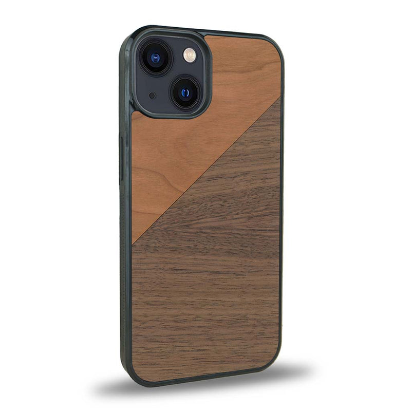 Coque de protection en bois véritable fabriquée en France pour iPhone 15 alliant du merisier et du noyer formant chacun un triangle avec une jointure en diagonale sur le thème de l'art abstrait