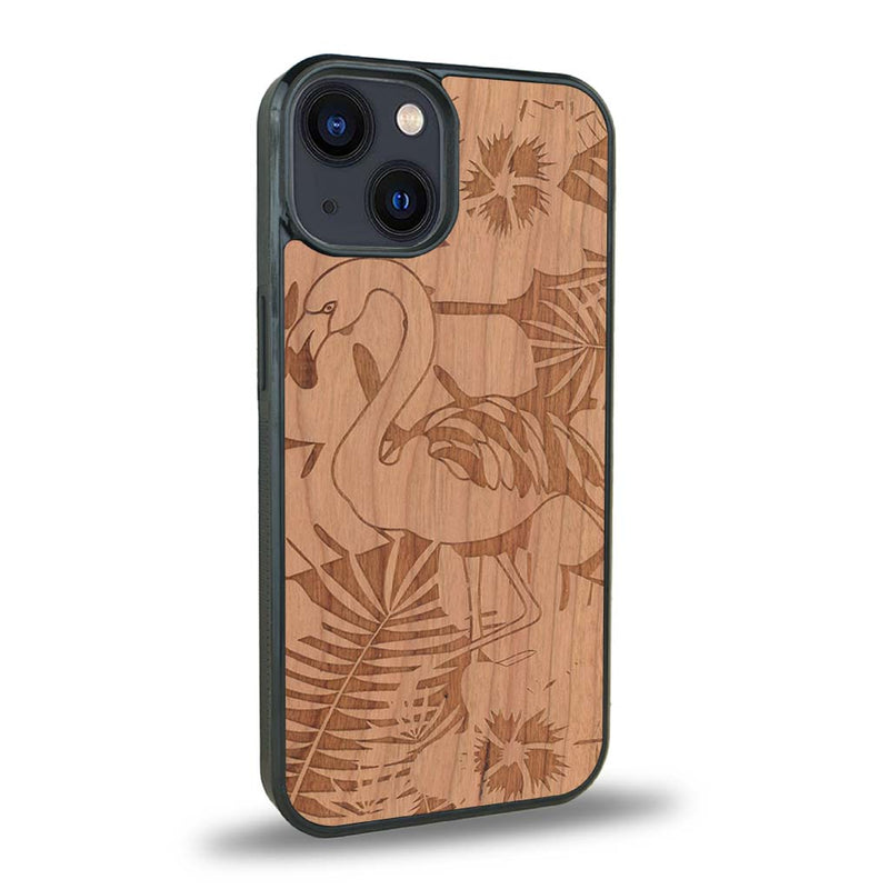 Coque de protection en bois véritable fabriquée en France pour iPhone 15 sur le thème de la nature et des animaux représentant un flamant rose entre des fougères