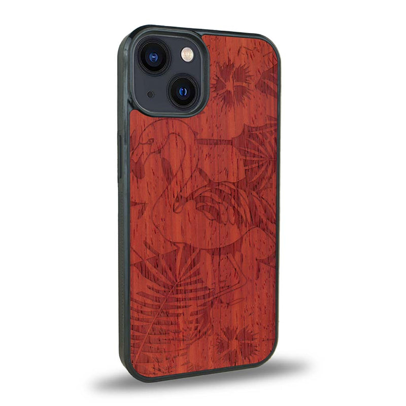 Coque de protection en bois véritable fabriquée en France pour iPhone 15 sur le thème de la nature et des animaux représentant un flamant rose entre des fougères