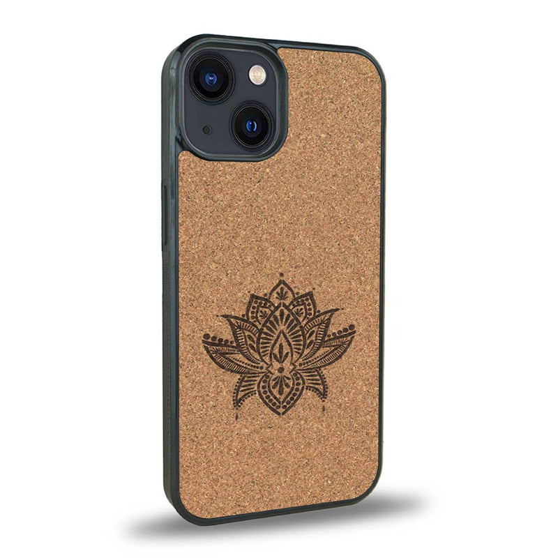 Coque de protection en bois véritable fabriquée en France pour iPhone 15 sur le thème de la nature et du yoga avec une gravure zen représentant une fleur de lotus