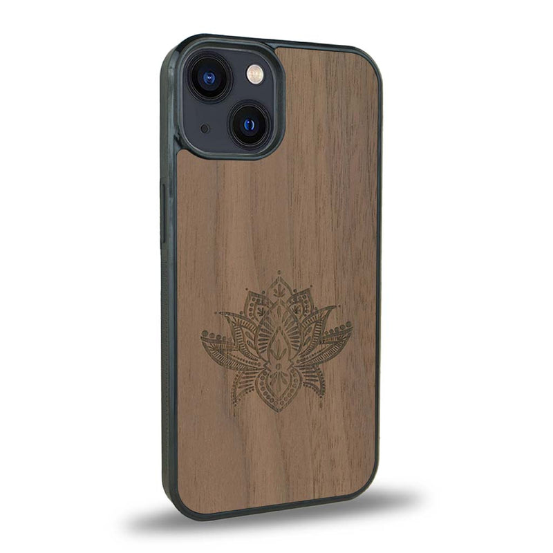 Coque de protection en bois véritable fabriquée en France pour iPhone 15 sur le thème de la nature et du yoga avec une gravure zen représentant une fleur de lotus