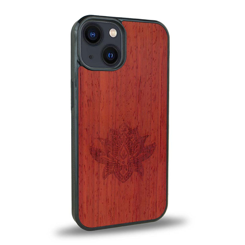 Coque de protection en bois véritable fabriquée en France pour iPhone 15 sur le thème de la nature et du yoga avec une gravure zen représentant une fleur de lotus