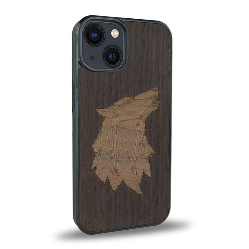 Coque de protection en bois véritable fabriquée en France pour iPhone 15 alliant du chêne fumé et du noyer représentant une tête de loup géométrique de profil sur le thème des animaux et de la nature