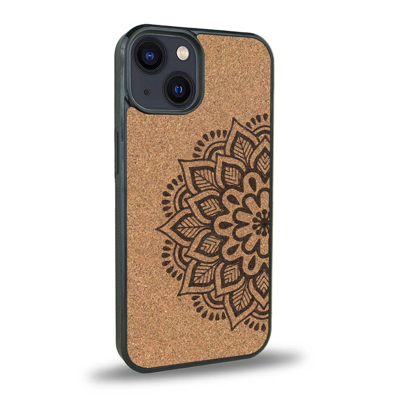 Coque de protection en bois véritable fabriquée en France pour iPhone 15 sur le thème de la bohème et du tatouage au henné avec une gravure représentant un mandala