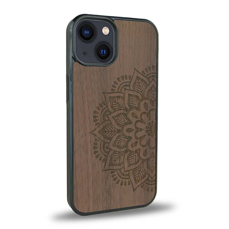 Coque de protection en bois véritable fabriquée en France pour iPhone 15 sur le thème de la bohème et du tatouage au henné avec une gravure représentant un mandala