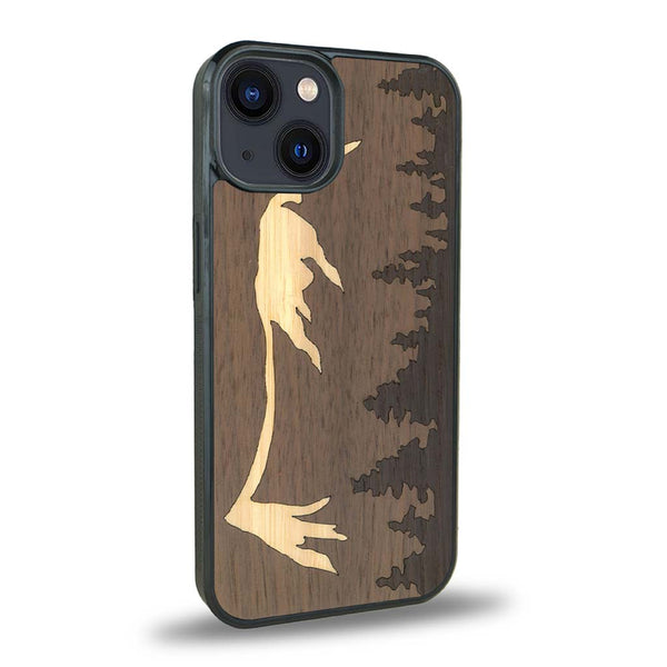 Coque de protection en bois véritable fabriquée en France pour iPhone 15 sur le thème de la nature et de la montagne qui allie du chêne fumé, du noyer et du bambou représentant le mont mézenc