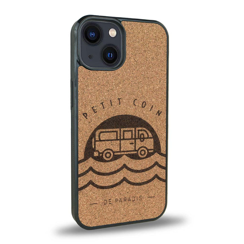 Coque de protection en bois véritable fabriquée en France pour iPhone 15 sur le thème des voyages en vans, vanlife et chill avec une gravure représentant un van vw combi devant le soleil couchant sur une plage avec des vagues