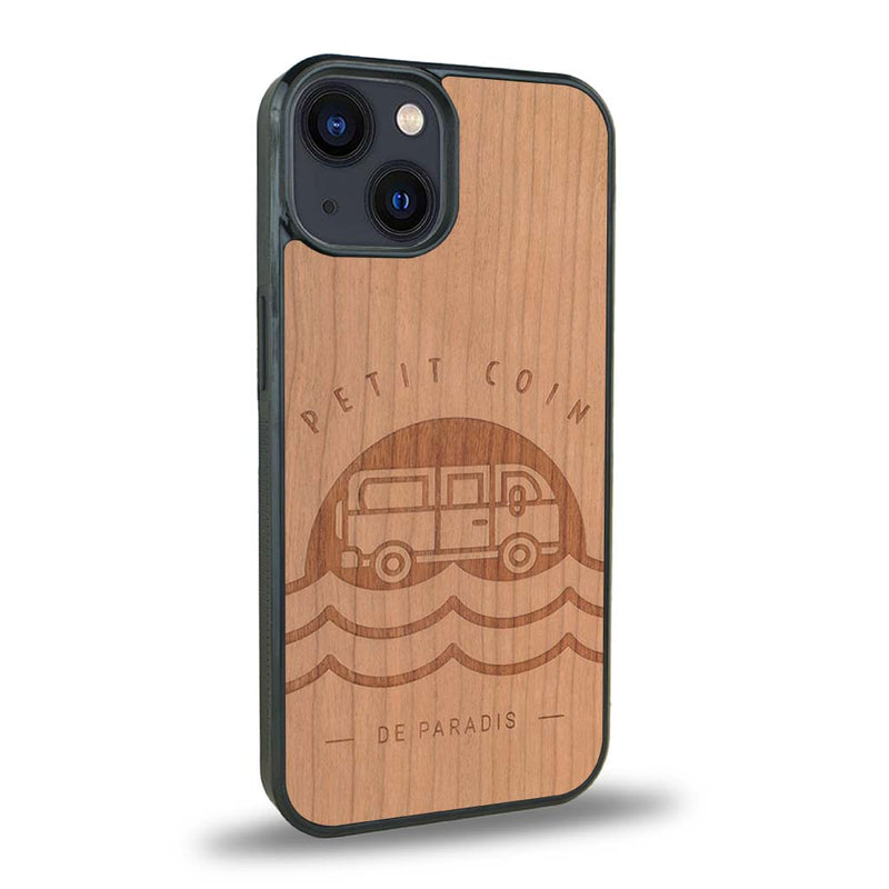 Coque de protection en bois véritable fabriquée en France pour iPhone 15 sur le thème des voyages en vans, vanlife et chill avec une gravure représentant un van vw combi devant le soleil couchant sur une plage avec des vagues