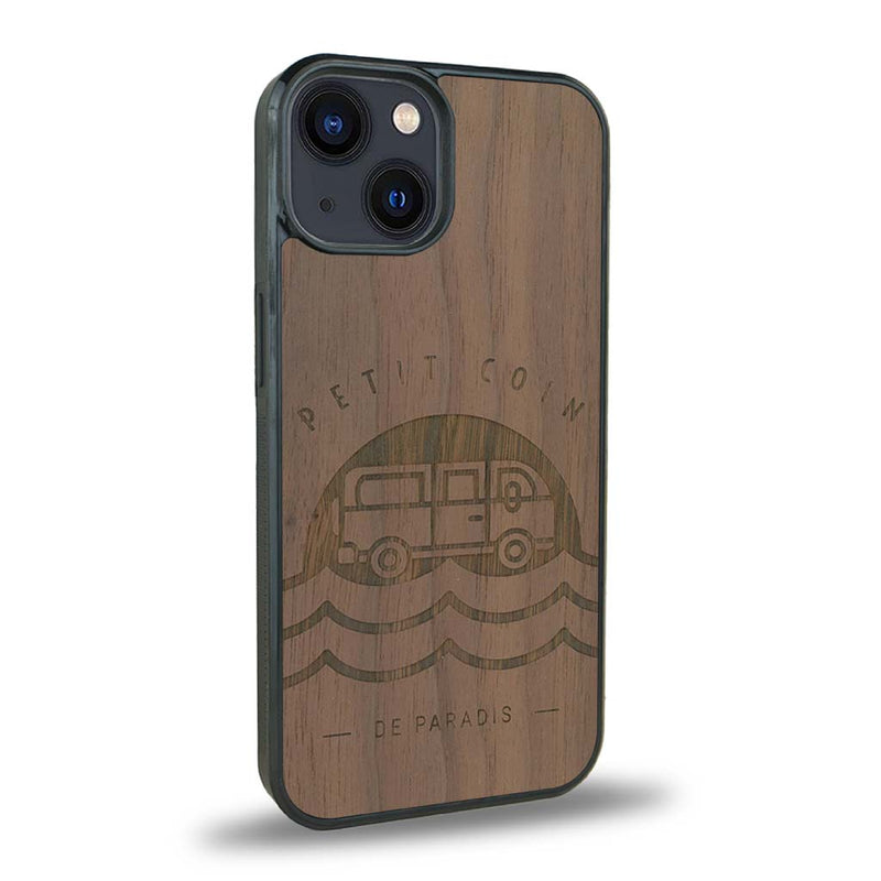 Coque de protection en bois véritable fabriquée en France pour iPhone 15 sur le thème des voyages en vans, vanlife et chill avec une gravure représentant un van vw combi devant le soleil couchant sur une plage avec des vagues