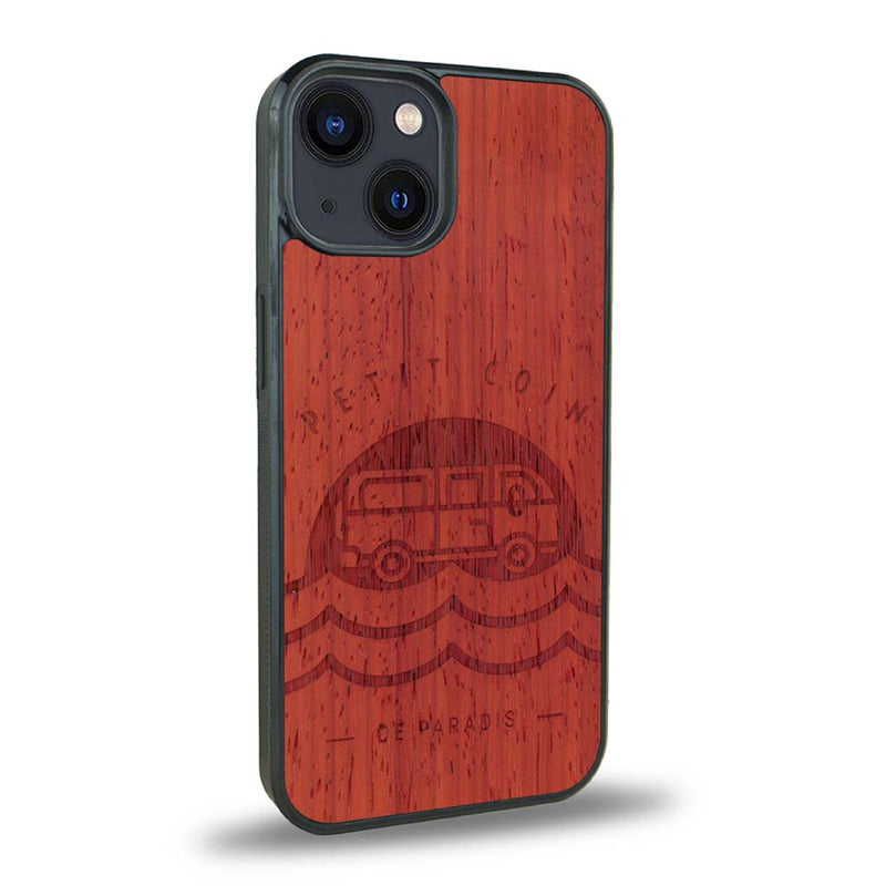 Coque de protection en bois véritable fabriquée en France pour iPhone 15 sur le thème des voyages en vans, vanlife et chill avec une gravure représentant un van vw combi devant le soleil couchant sur une plage avec des vagues